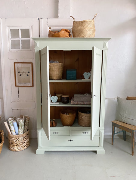 Stort dobbeltdørs karlekammerskab