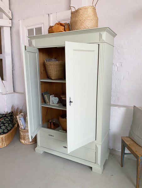 Stort dobbeltdørs karlekammerskab