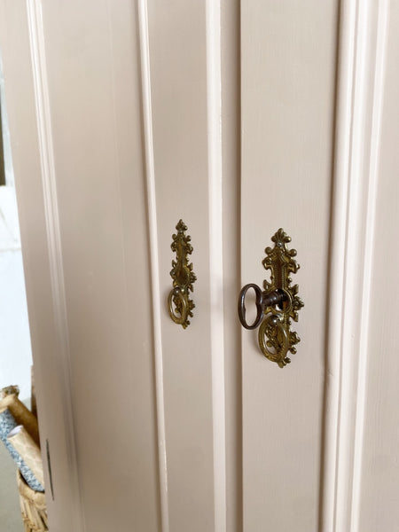 Dobbeltdørs karlekammerskab