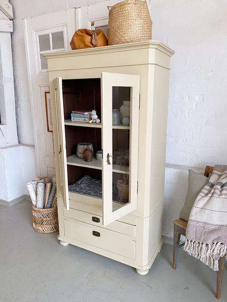 Lysegult vitrineskab