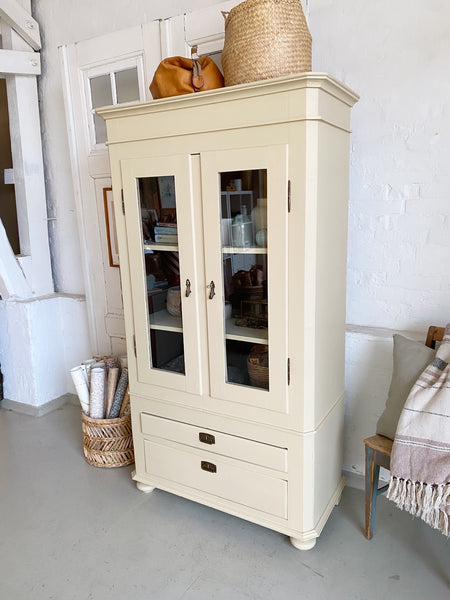 Lysegult vitrineskab