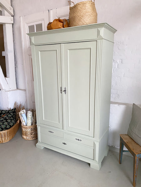 Stort dobbeltdørs karlekammerskab