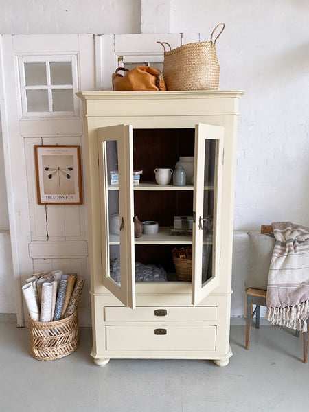 Lysegult vitrineskab