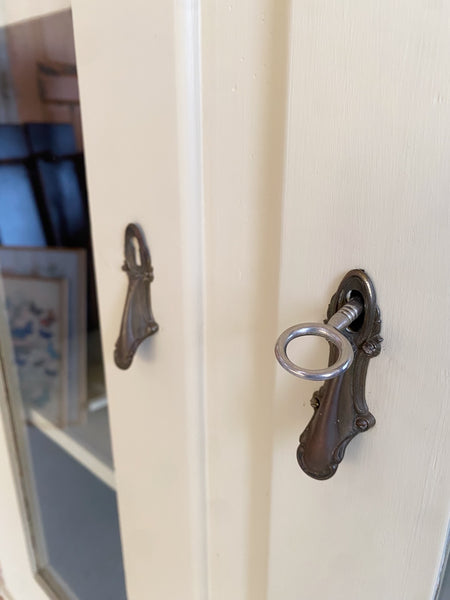 Lysegult vitrineskab