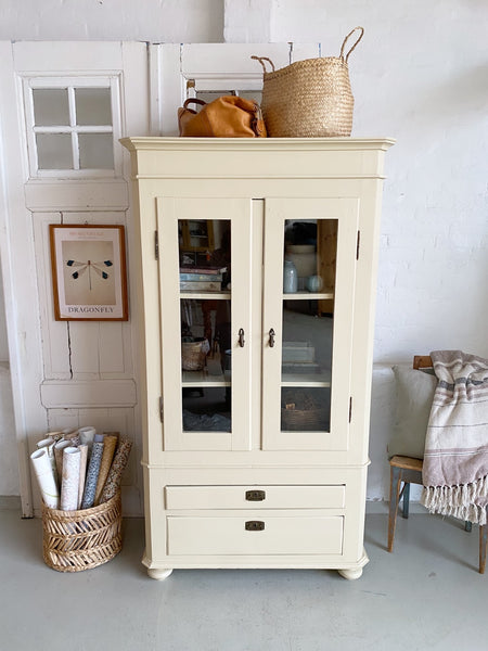 Lysegult vitrineskab