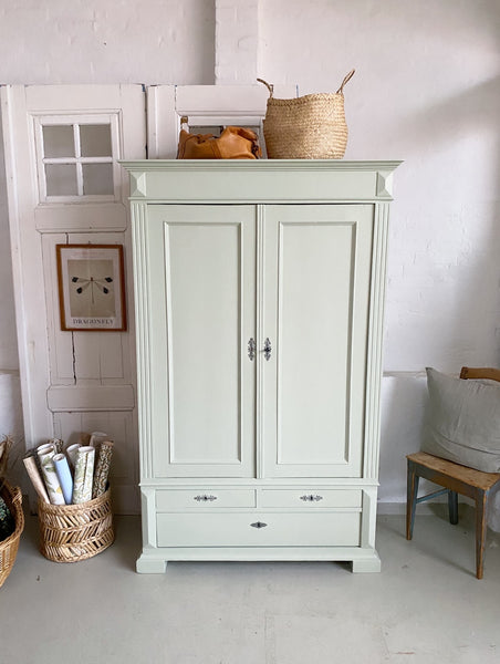 Stort dobbeltdørs karlekammerskab