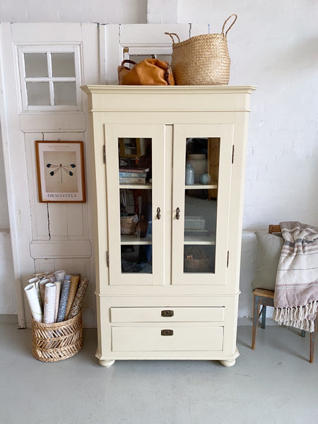 Lysegult vitrineskab