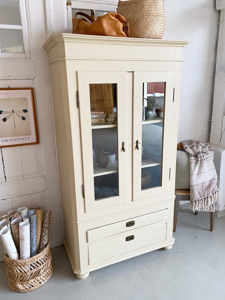 Lysegult vitrineskab