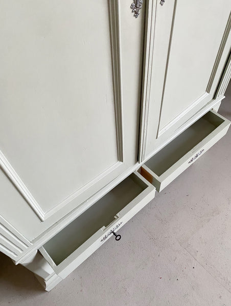 Stort dobbeltdørs karlekammerskab