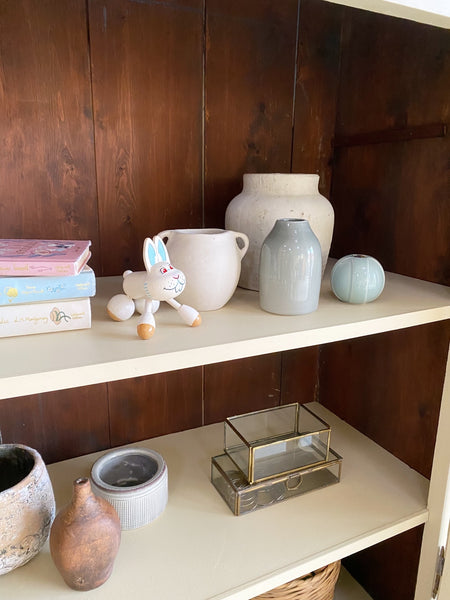 Lysegult vitrineskab