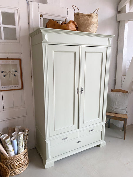 Stort dobbeltdørs karlekammerskab