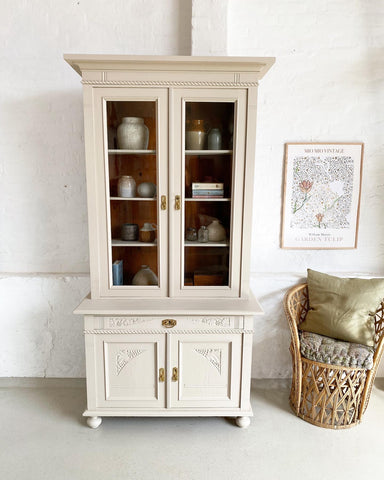 Large display cabinet