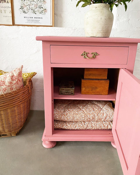 Beautiful little vintage cabinet