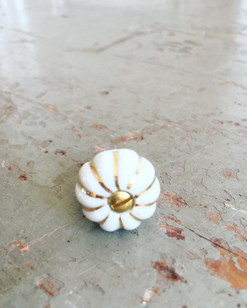 Håndmalet lille porcelænsgreb med guldriller - hvid