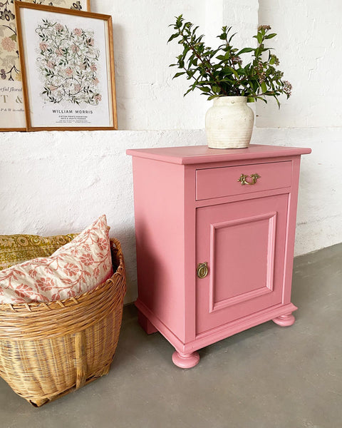 Beautiful little vintage cabinet