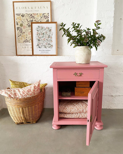 Beautiful little vintage cabinet