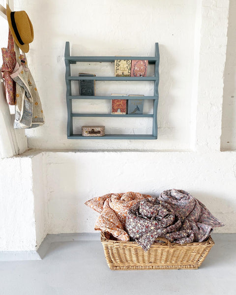 Nice vintage shelf/plate rack