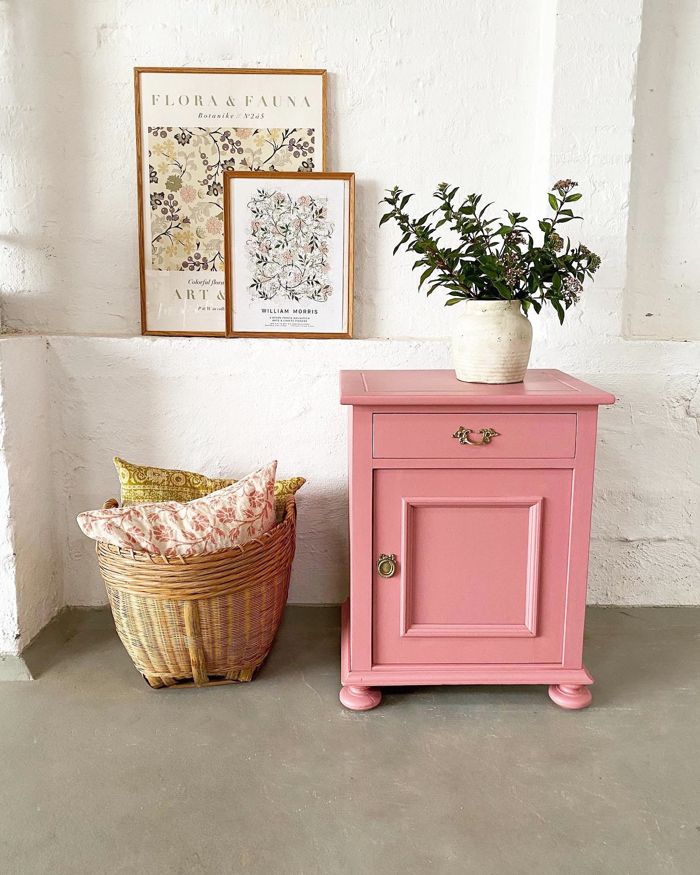 Beautiful little vintage cabinet