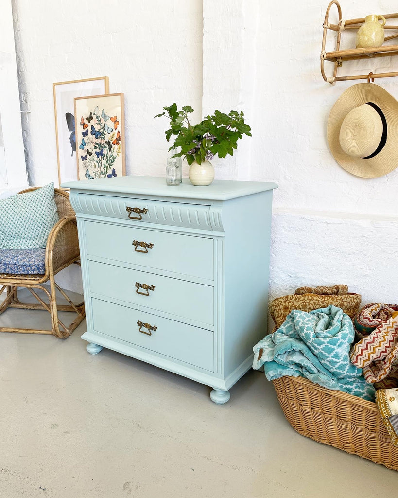 Mint green vintage dresser Ville vintage Mint green vintage dresser Ville vintage